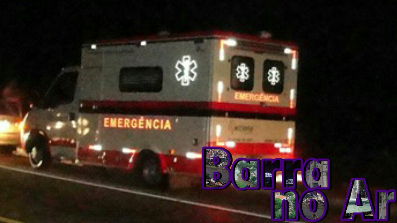 Carreta tomba e dois ficam presos às ferragens