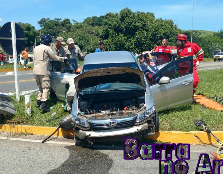 Carros batem e cinco ficam feridos