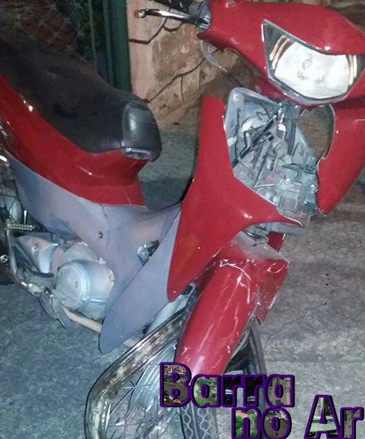 Carro bate em moto e motorista foge sem prestar socorro