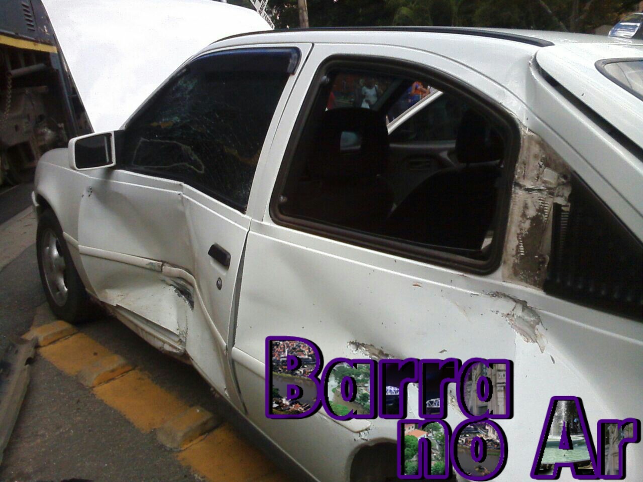 Carro é atingido por trem em passagem de nível no Centro