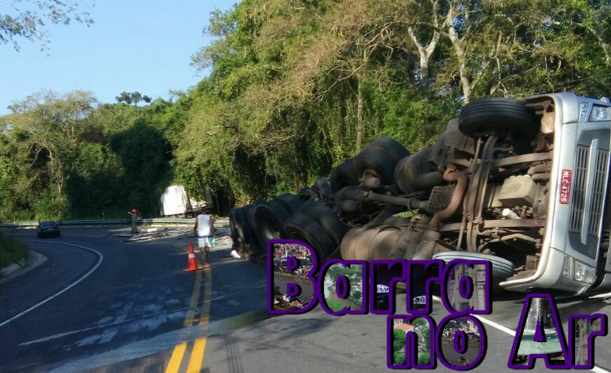 Caminhão baú e carreta colidem na RJ145