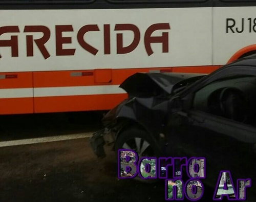 Carro colide com coletivo na Lúcio Meira