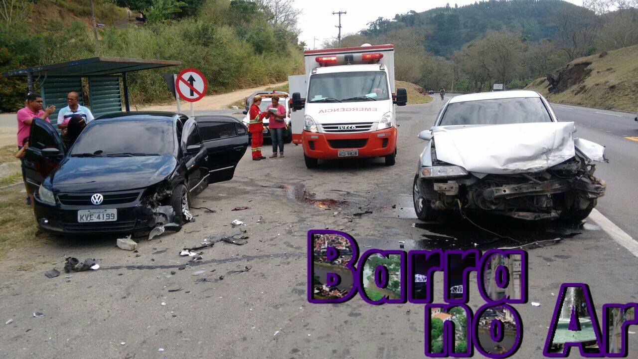 Na Lúcio Meira: Carros batem de frente no Lago Azul 