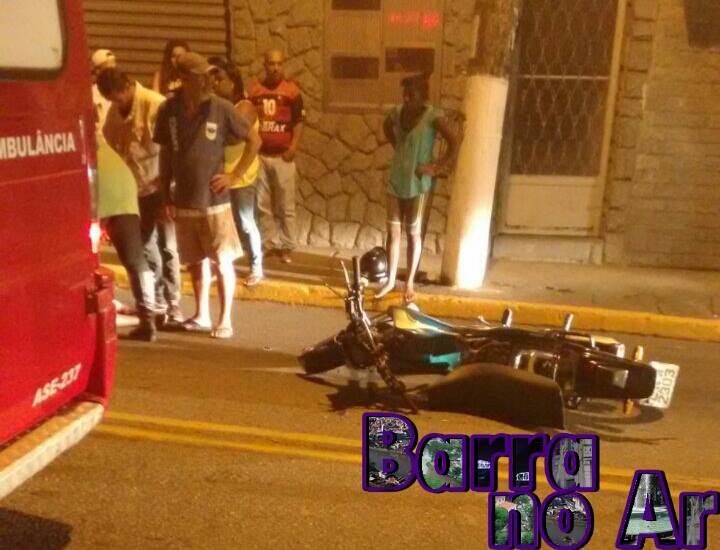 Motociclista perde o controle, bate em carro e atropela pedestre no Belvedere