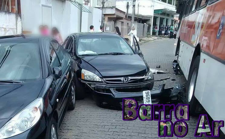 Carro tem lateral destruída após bater com coletivo na Química