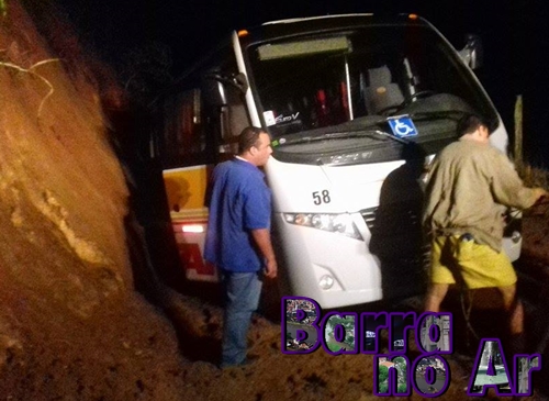 Ônibus com crianças quase cai em pirambeira no 'Chalezinho'