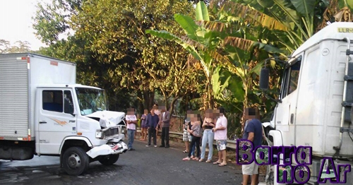 Dois caminhões e um carro batem na RJ145