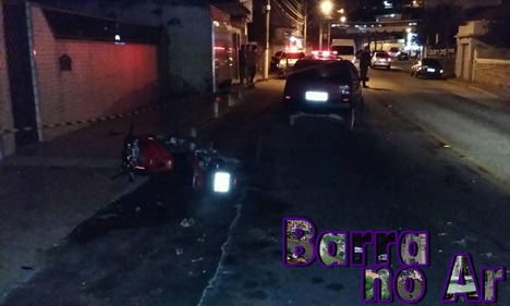 Carro perde o controle, bate em moto e duas pessoas ficam feridas