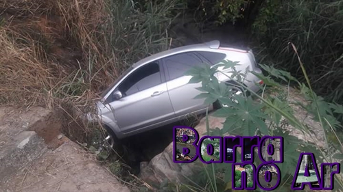 Carro cai em pirambeira durante festa no Boa Sorte