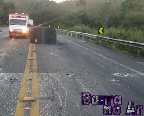 Bobinas de aço caem na pista e causam lentidão na BR393
