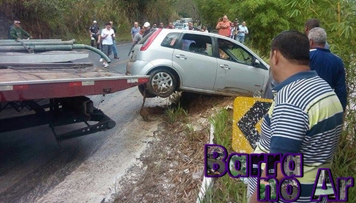 Com pista molhada, carro perde o controle e cai no Rio Piraí