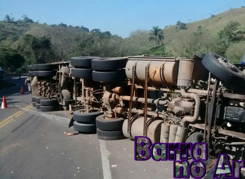 Na Curva do Aterrado: Carreta tomba na BR393