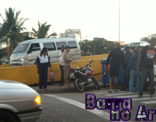 Motociclista e pedestre ficam feridos após atropelamento no Centro