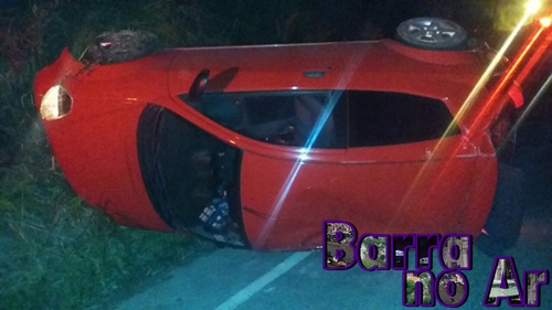 Carro capota na RJ137 em Ipiabas