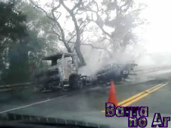 Carreta carregada com Óleo de Soja pega fogo na rodovia Lúcio Meira