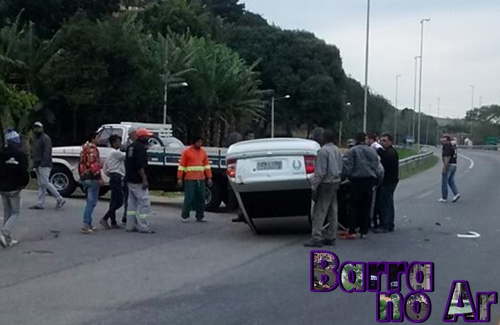 Após colisão, carro tomba na Lúcio Meira