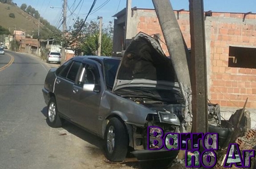 Motorista perde o controle e bate em poste na RJ145