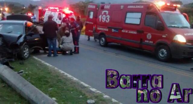 Carro perde o controle, bate e derruba poste na Asa Branca 