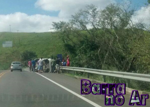 Capotamento fere um na Lúcio Meira