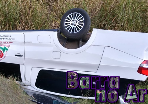 Carro de funerária capota e vai parar em acostamento na RJ137