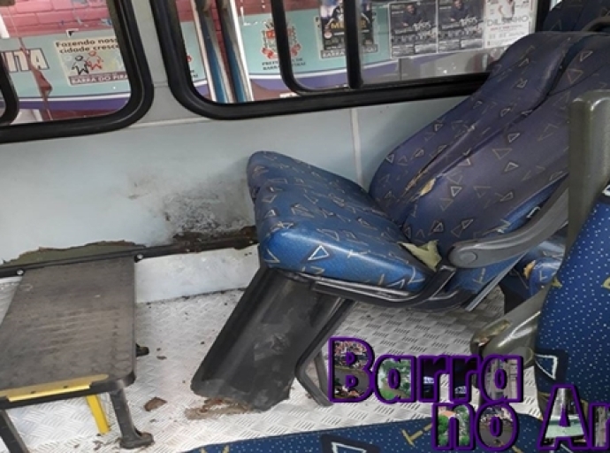 Assento de ônibus quebra e por sorte não fere passageiros