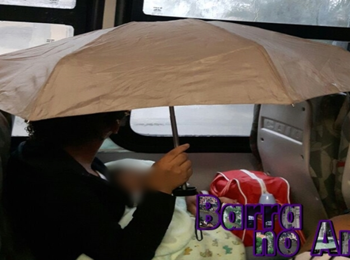 Com bebê, mulher é obrigada a abrir sombrinha dentro de coletivo com goteiras, em Dorândia