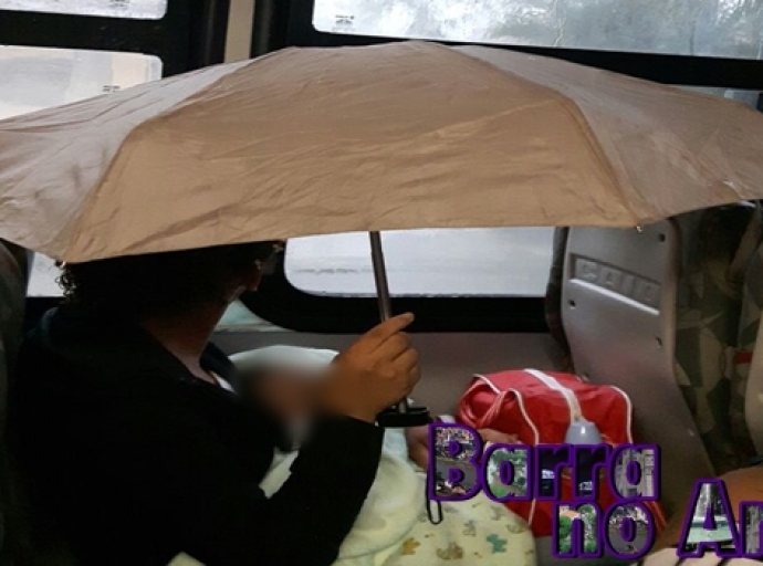 Com bebê, mulher é obrigada a abrir sombrinha dentro de coletivo com goteiras, em Dorândia